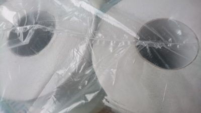 In Plastik verpacktes Toilettenpapier